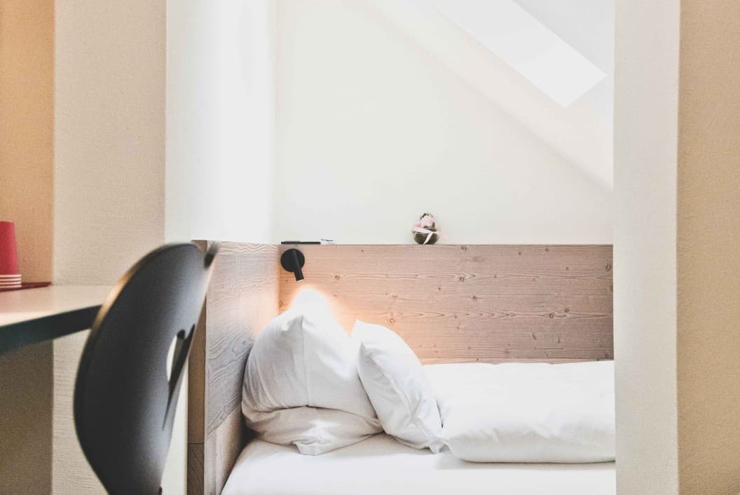 Room with king-size bed and alcove bed