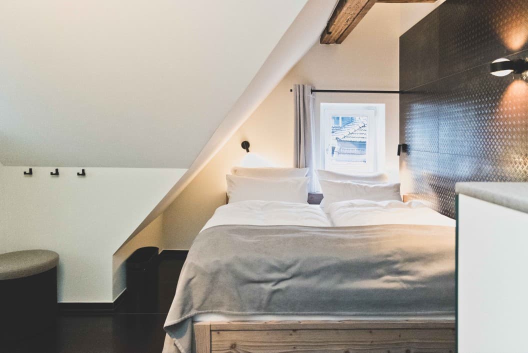Room with king-size bed and alcove bed