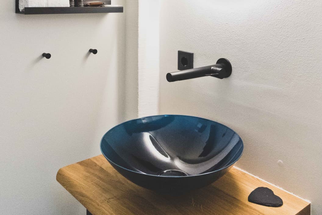 Room with king-size bed and alcove bed