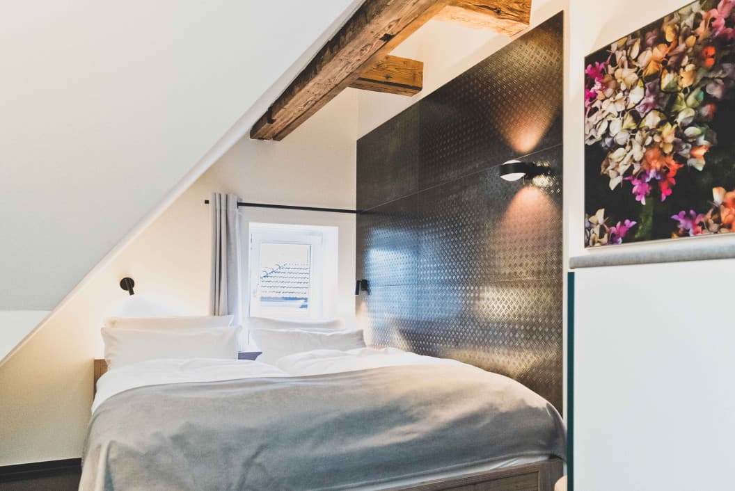 Zimmer mit Kingsize-Bett und Nischenbett