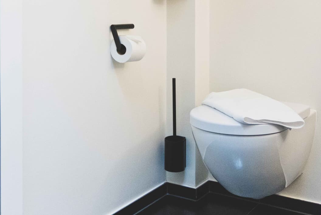 Room with king-size bed and alcove bed